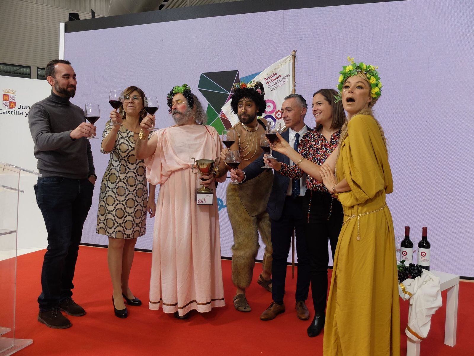 La alcaldesa y la concejal de turismo brindan en INTUR con los responsables de la ADRI, la Ruta del Vino Ribera del Duero y miembros de Ronco Teatro