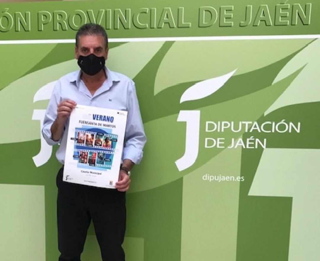 El diputado de Cultura de la Diputación Provincial de Jaén muestra el cartel anunciador