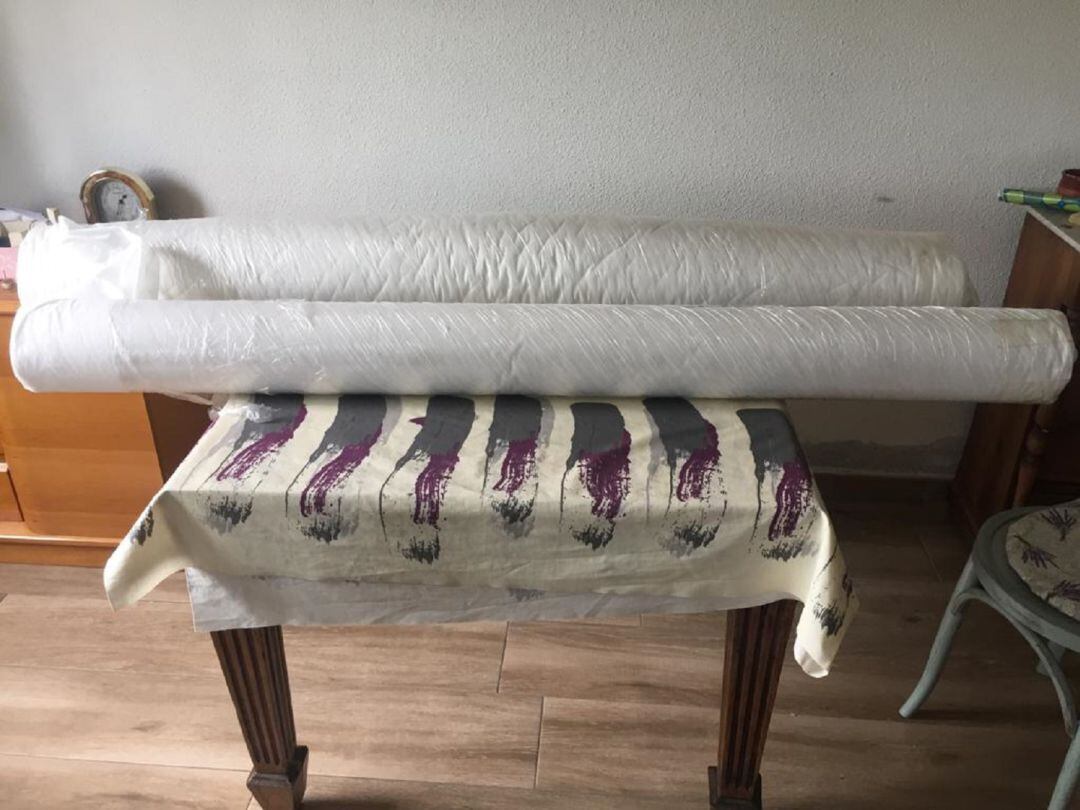 Dos de los rollos de tela que ha recibido AFAMMER para fabricar las mascarillas