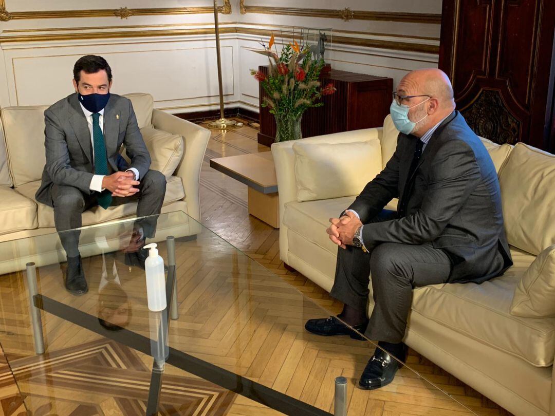 Reunión esta mañana del presidente de la Junta, Juan Manuel Moreno, y el portavoz de Vox, Alejandro Hernández, para cerrar el acuerdo para los presupuestos andaluces de 2021