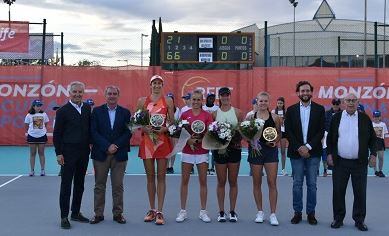 Entrega de premios de la final de dobles del Torneo Conchita Martínez