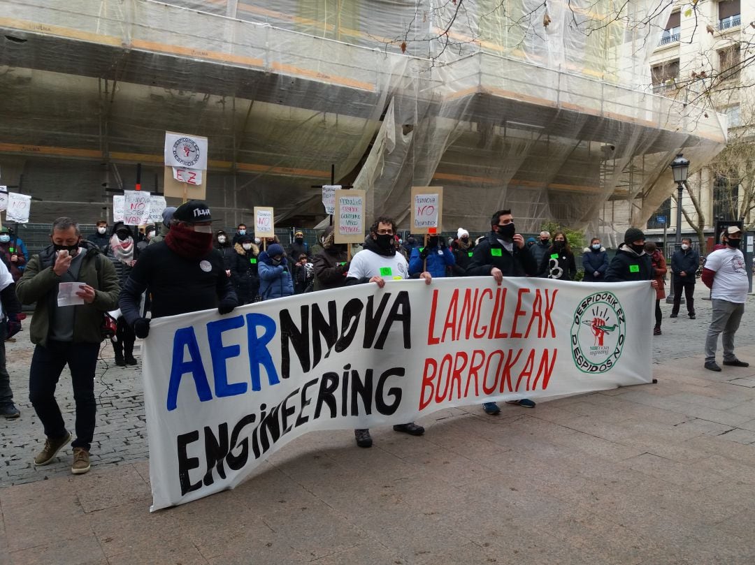 Trabajdores de las ingenierías de Aernnova se ha concentrado frente a la sede de la patronal alavesa