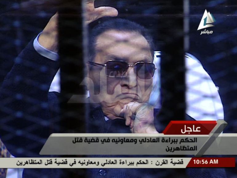 Imagen del presidente egipcio, Hosni Mubarak, en la Televisión Estatal de Egipto, sentado en la jaula acusado durante su juicio en un tribunal de El Cairo.(AP Photo/Sada el-Balad via Egypt&#039;s State Television)