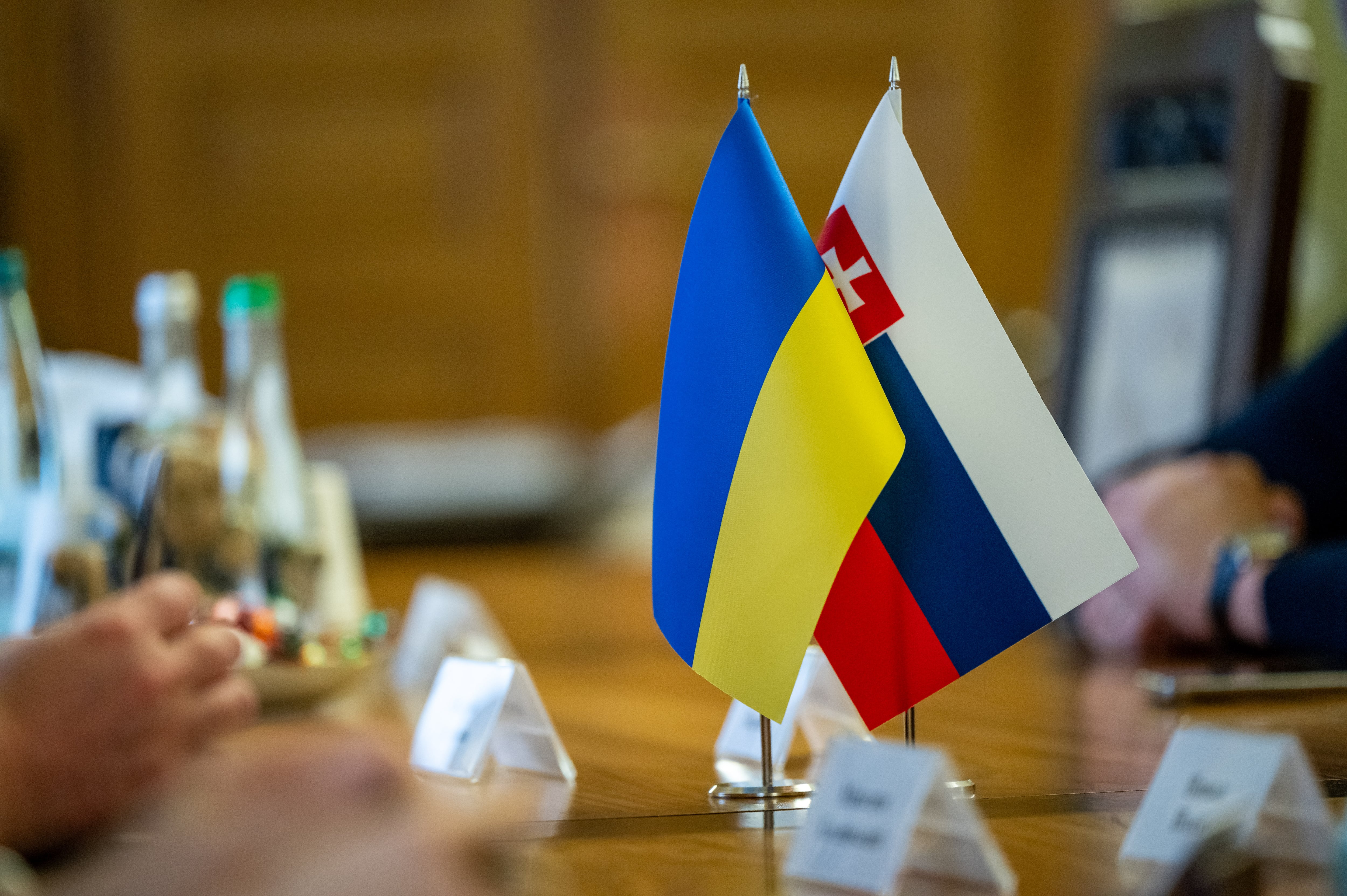 Las banderas de Ucrania y de Eslovaquia durante un encuentro oficial en la ciudad ucraniana de Lviv