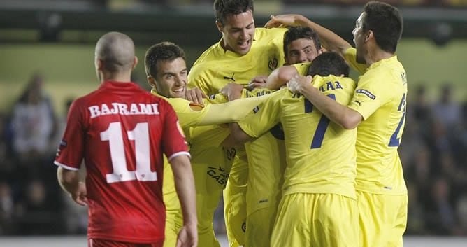 Los jugadores del Villarreal celebran el gol que su compañero Carlos Marchena ha marcado al Twente holandés durante el partido de los cuartos de final de la Liga Europa disputado hoy en el estadio de El Madrigal