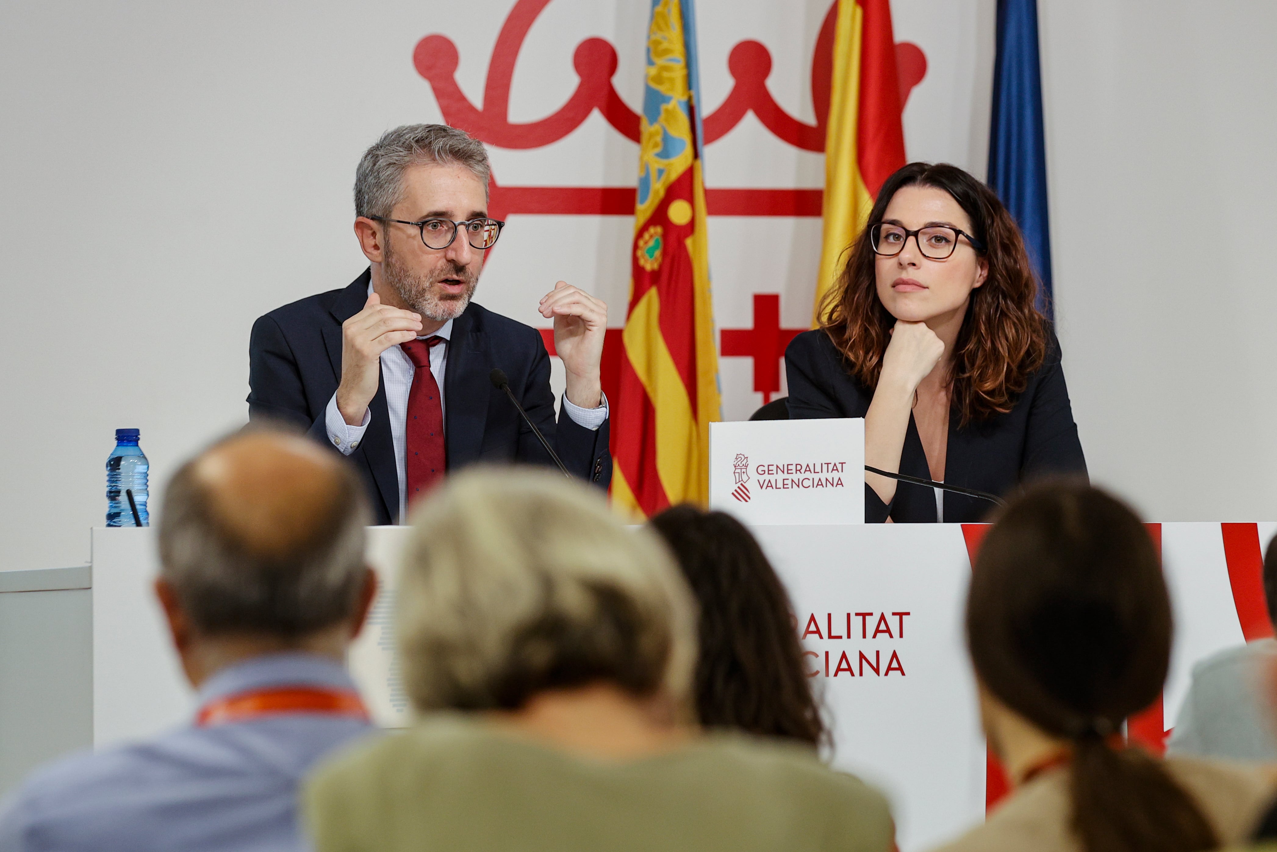 GRAFCVA9279. VALENCIA, 31/10/2022.- La vicepresidenta Aitana Mas y el conseller de Hacienda Arcadi España informan en rueda de prensa del proyecto de ley de Presupuestos de la Generalitat para 2023, tras el pleno del Gobierno valenciano que se ha reunido, hoy lunes, en sesión extraordinaria para aprobar el último presupuesto de esta legislatura, tras el acuerdo logrado el pasado viernes. EFE/Manuel Bruque
