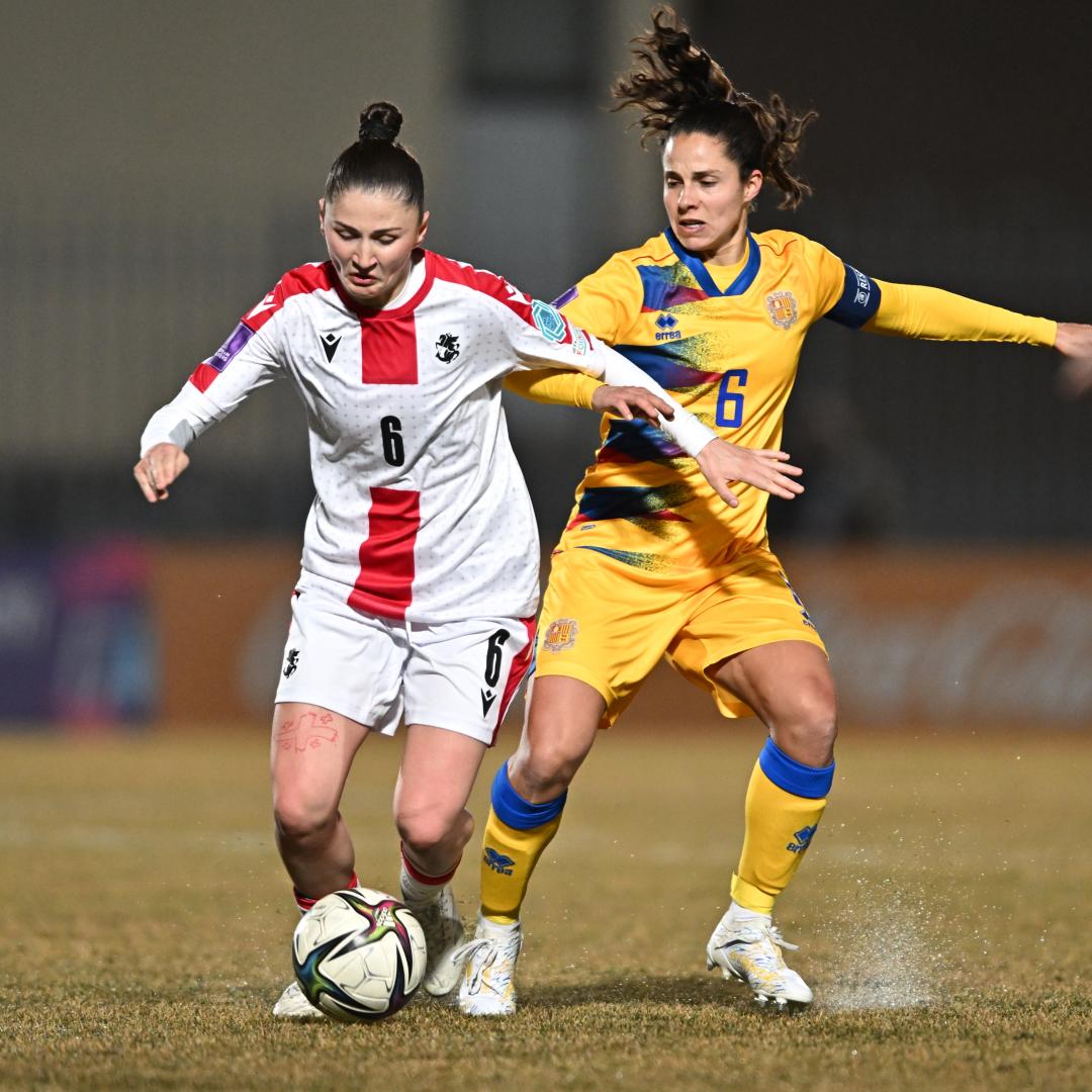 La capitana de la selecció, Tere Morató, lluitant una pilota durant el primer partit de la Nations League contra Georgia.