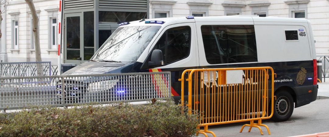 Vista del furgón policial con los detenidos por la presunta despatrimonialización fraudulenta de las plantas de producción de aluminio de Alcoa a su llegada a la Audiencia Nacional