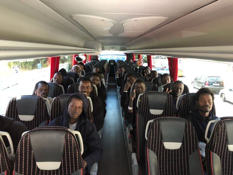 Un grupo de subsaharianos son trasladados en autobús a Madrid y Bilbao