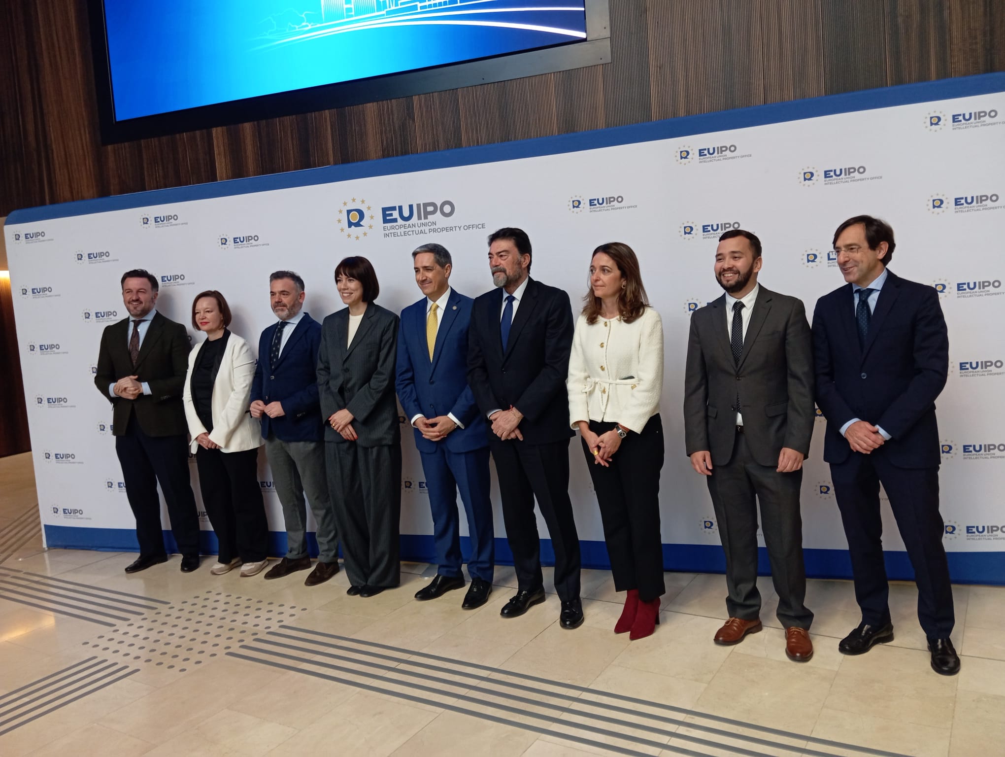 Foto de familia en el tradicional cóctel de año nuevo 2026 en la EUIPO