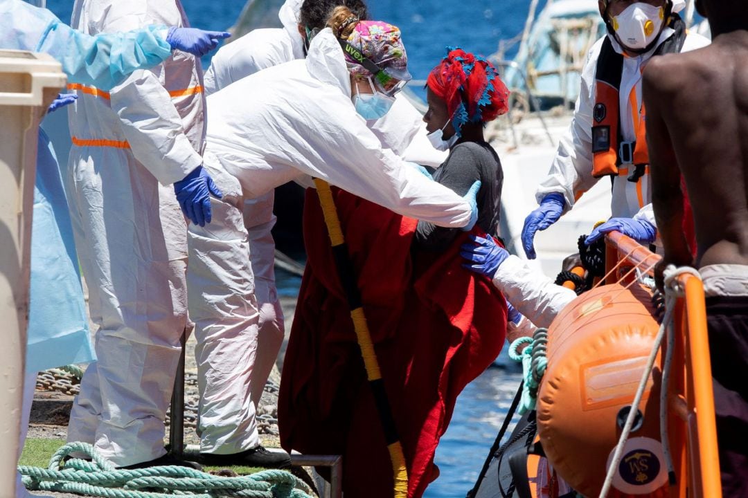  Imagen de archivo de un rescate anterior de personas migrantes en aguas canarias. 