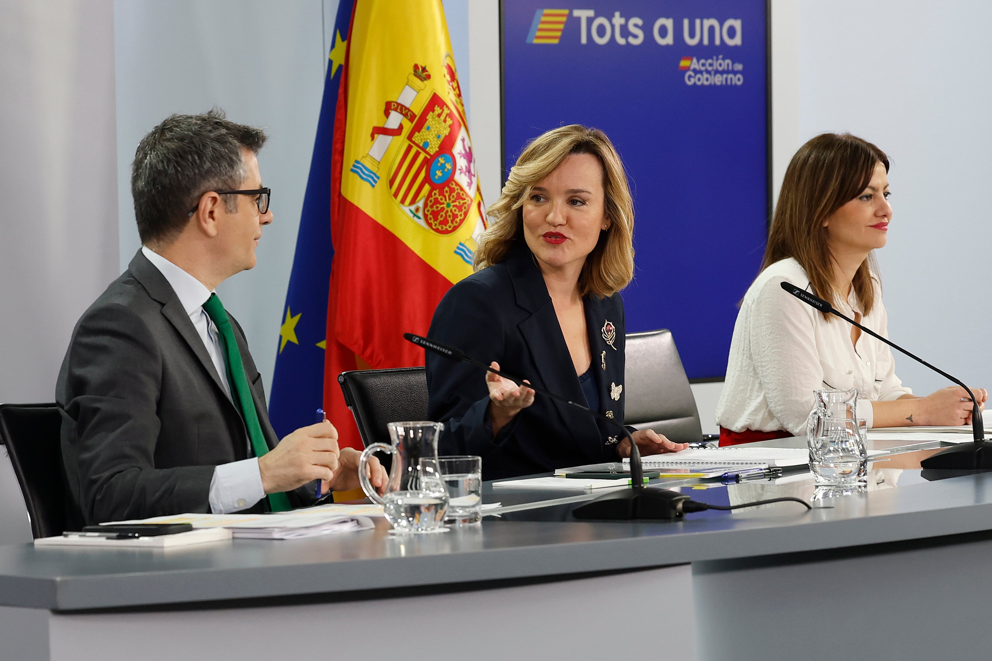 La ministra de Educación y portavoz del Gobierno, Pilar Alegría (c), la ministra de Juventud e Infancia, Sira Rego (d), y el ministro de Justicia y Presidencia, Félix Bolaños (i), durante la rueda de prensa tras el Consejo de Ministros.