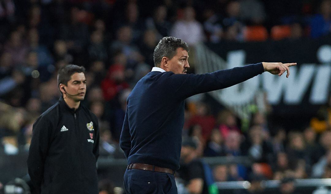 El entrenador del Celta dando órdenes en Mestalla