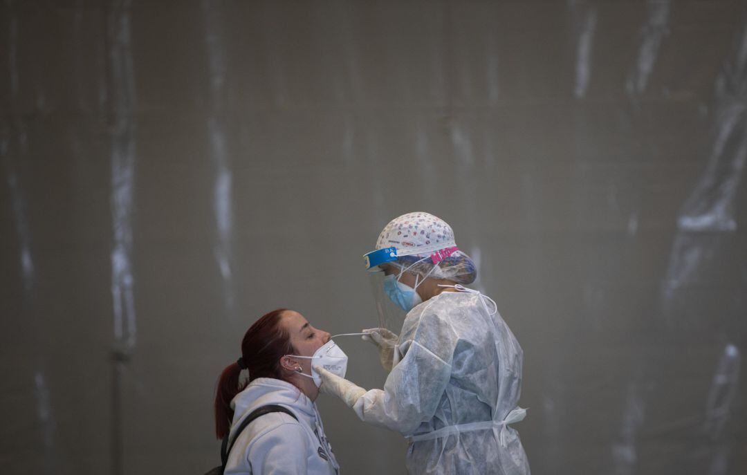 Sanitarios trabajando durante las pruebas de cribado de covid-19 con test de antígenos