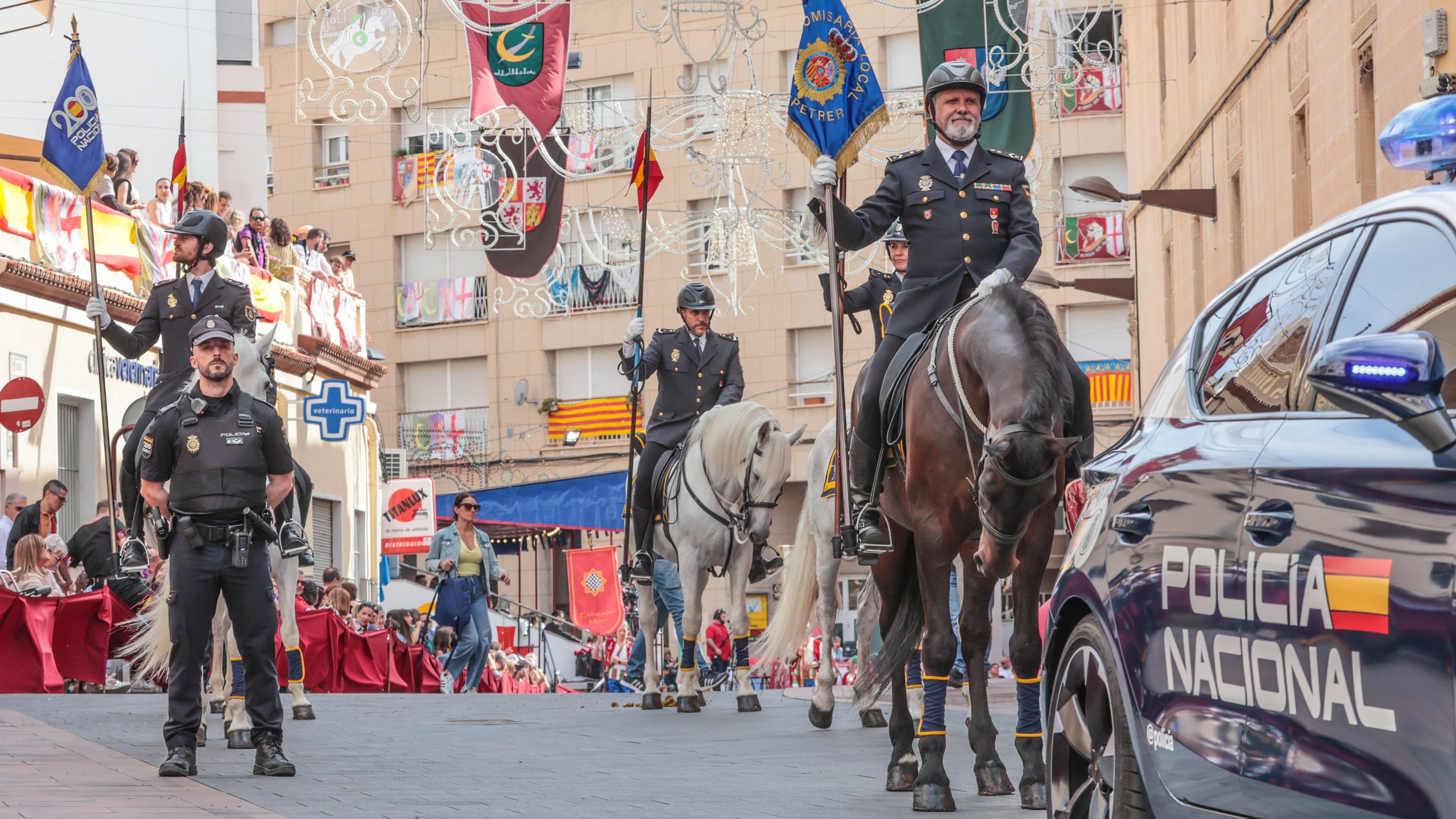 Entrada del desfile con la Policía Nacional