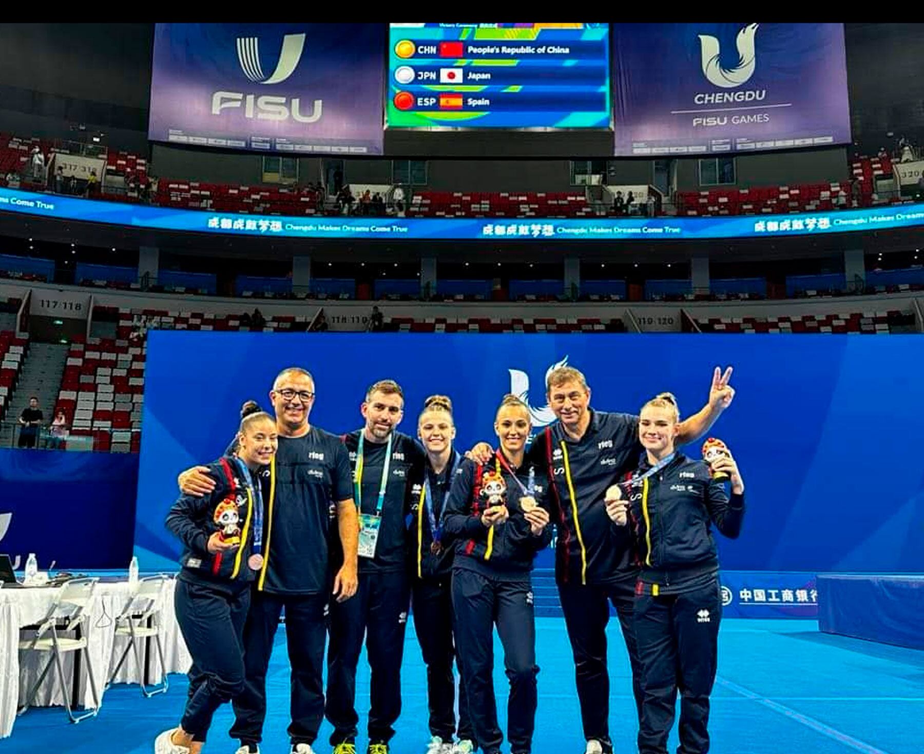 Maia Llácer, a la derecha, con la medalla de bronce obtenida en la Universiada