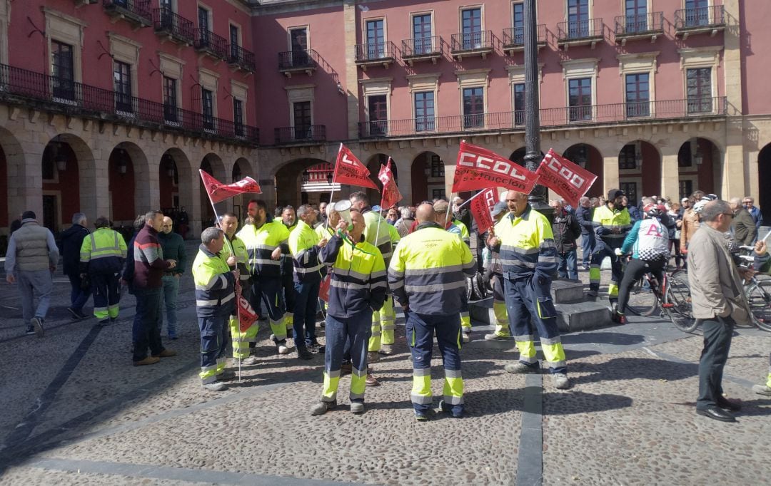 Protesta de los trabajadores en la Plaza Mayor