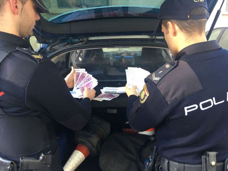 Agentes de la Policía Nacional con dinero falso