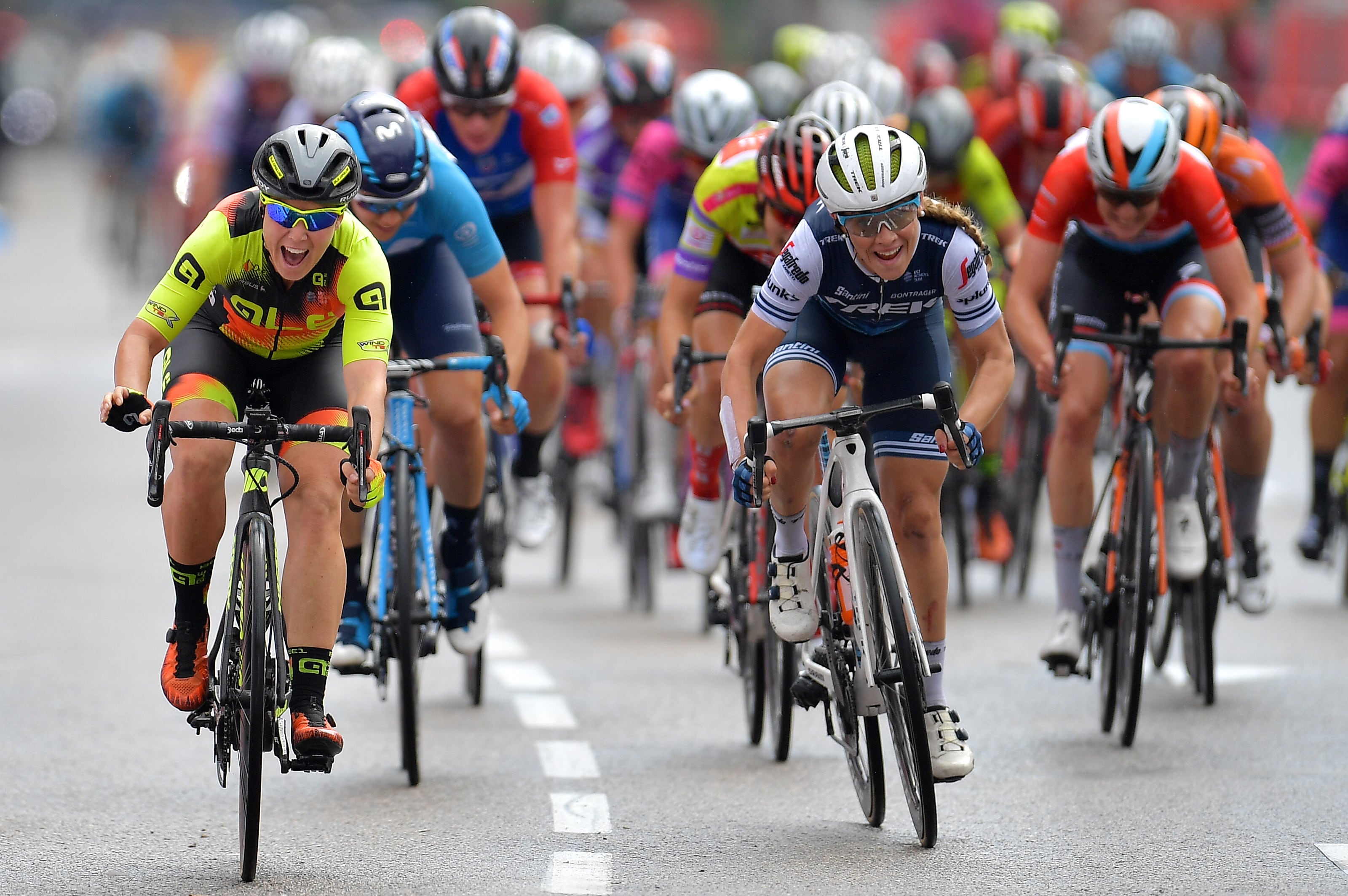 Sprint en el final de la segunda etapa de la Vuelta Ciclista a España femenina de 2023