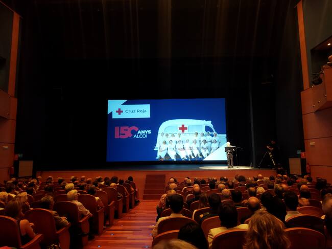 Luis Llorens, presidente de la Asamblea Local de Alcoy de Cruz Roja, dirigiendo unas palabras al público asistente al acto celebrado en el Teatre Calderón d'Alcoi.