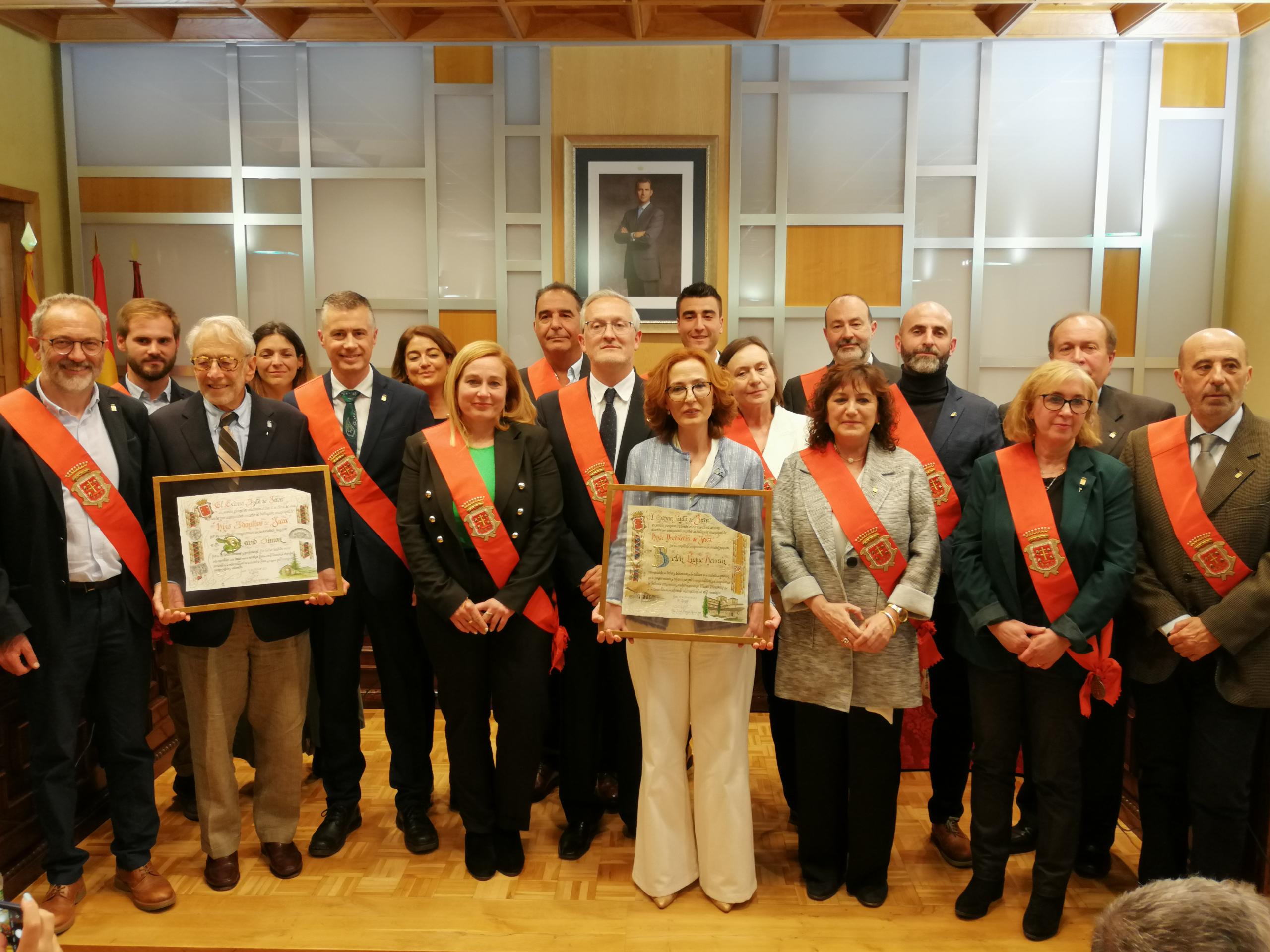 Los condecorados junto a la corporación municipal