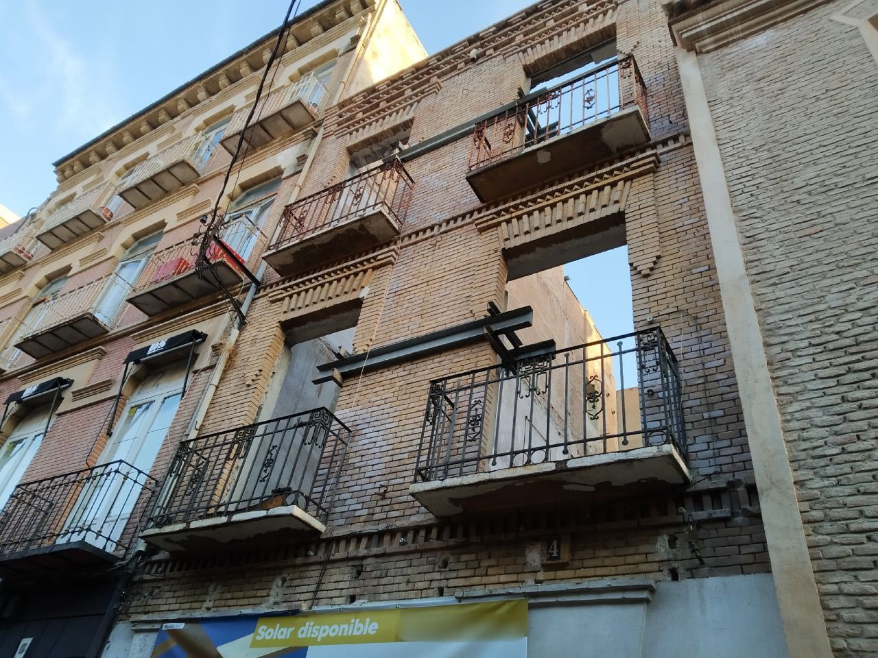 Ejemplo de fachadismo en un inmueble del centro de Murcia