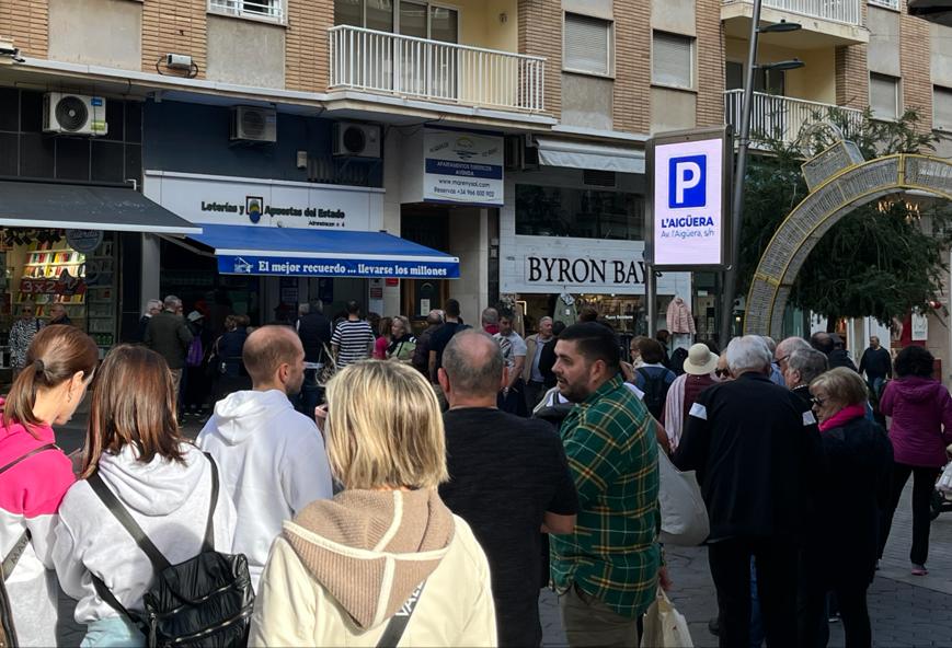 Fila en una administración de loterías de Benidorm durante este puente de la Constitución