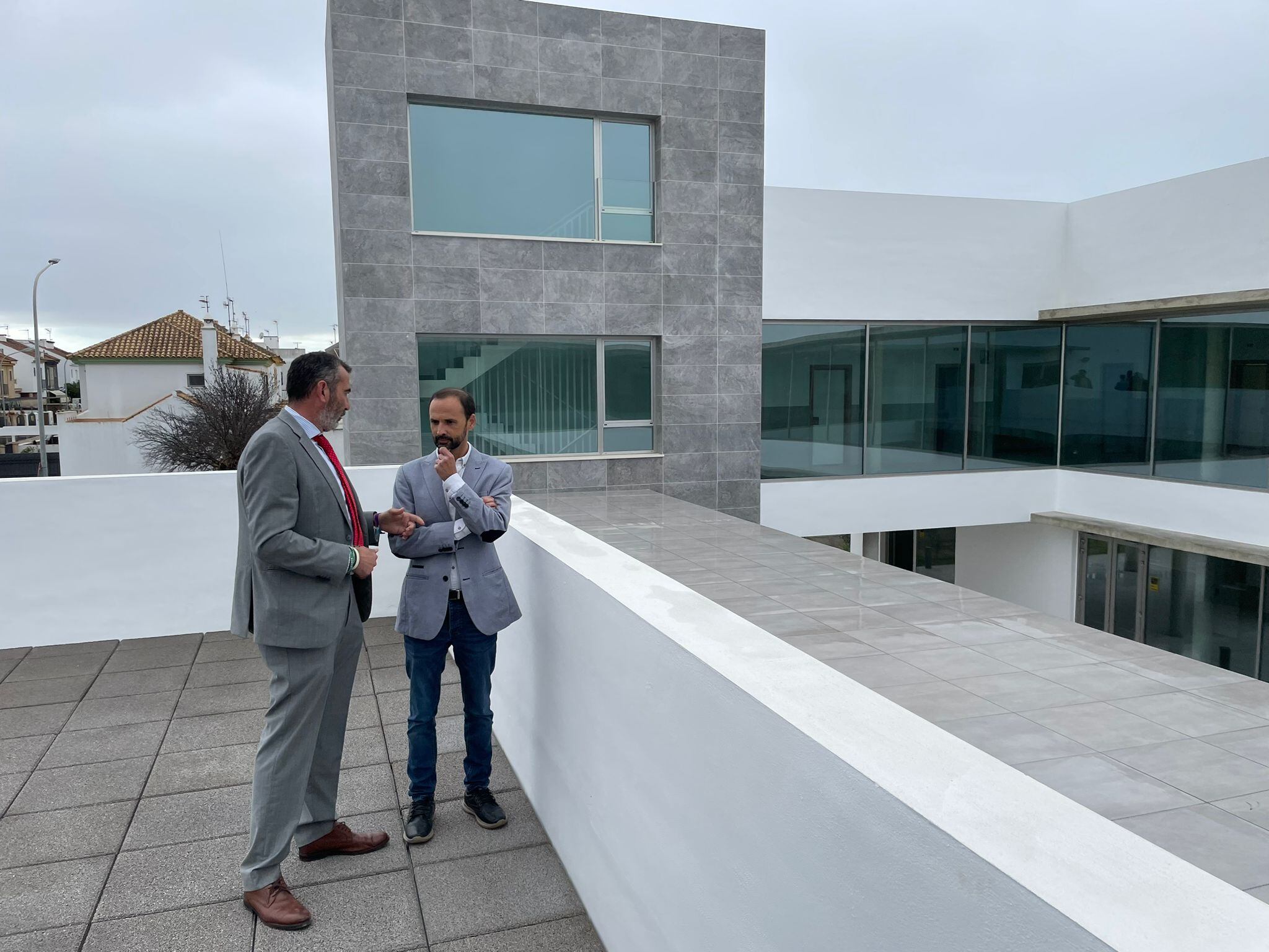 Javier Pizarro y Víctor Mora en las instalaciones del centro de salud