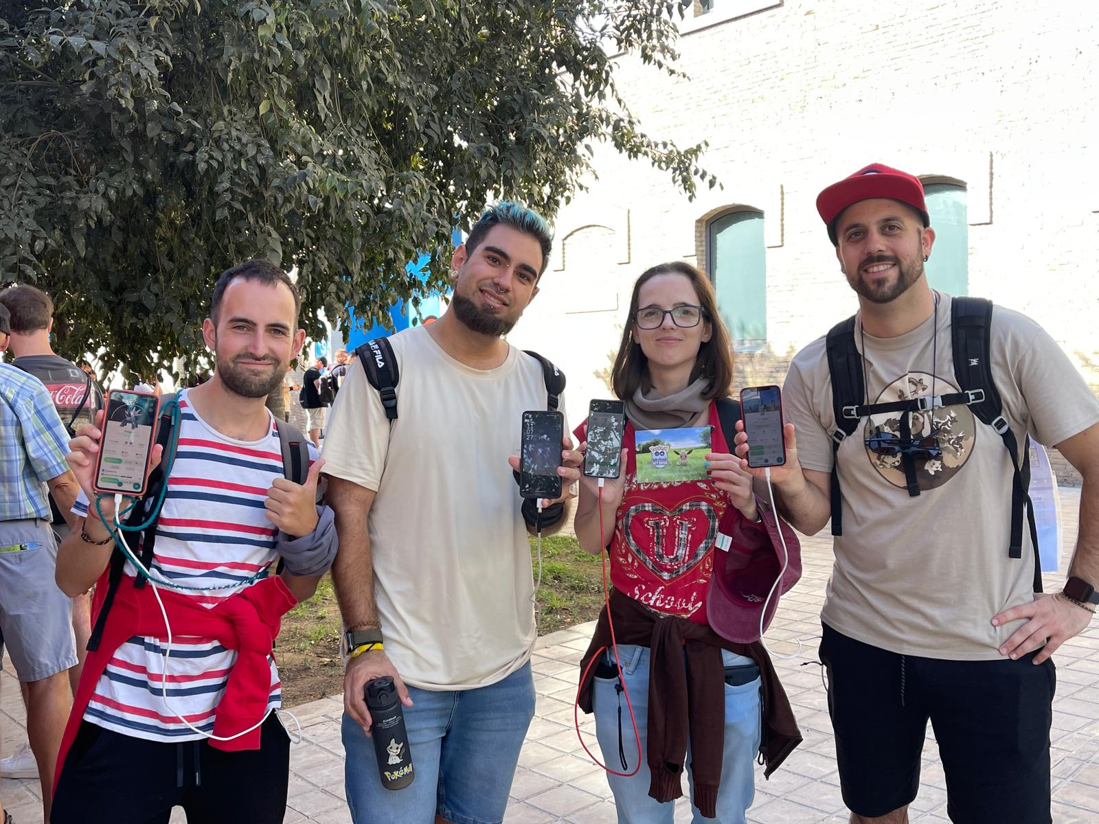Participantes en el evento Pokémon GO City Safari, celebrado en València.