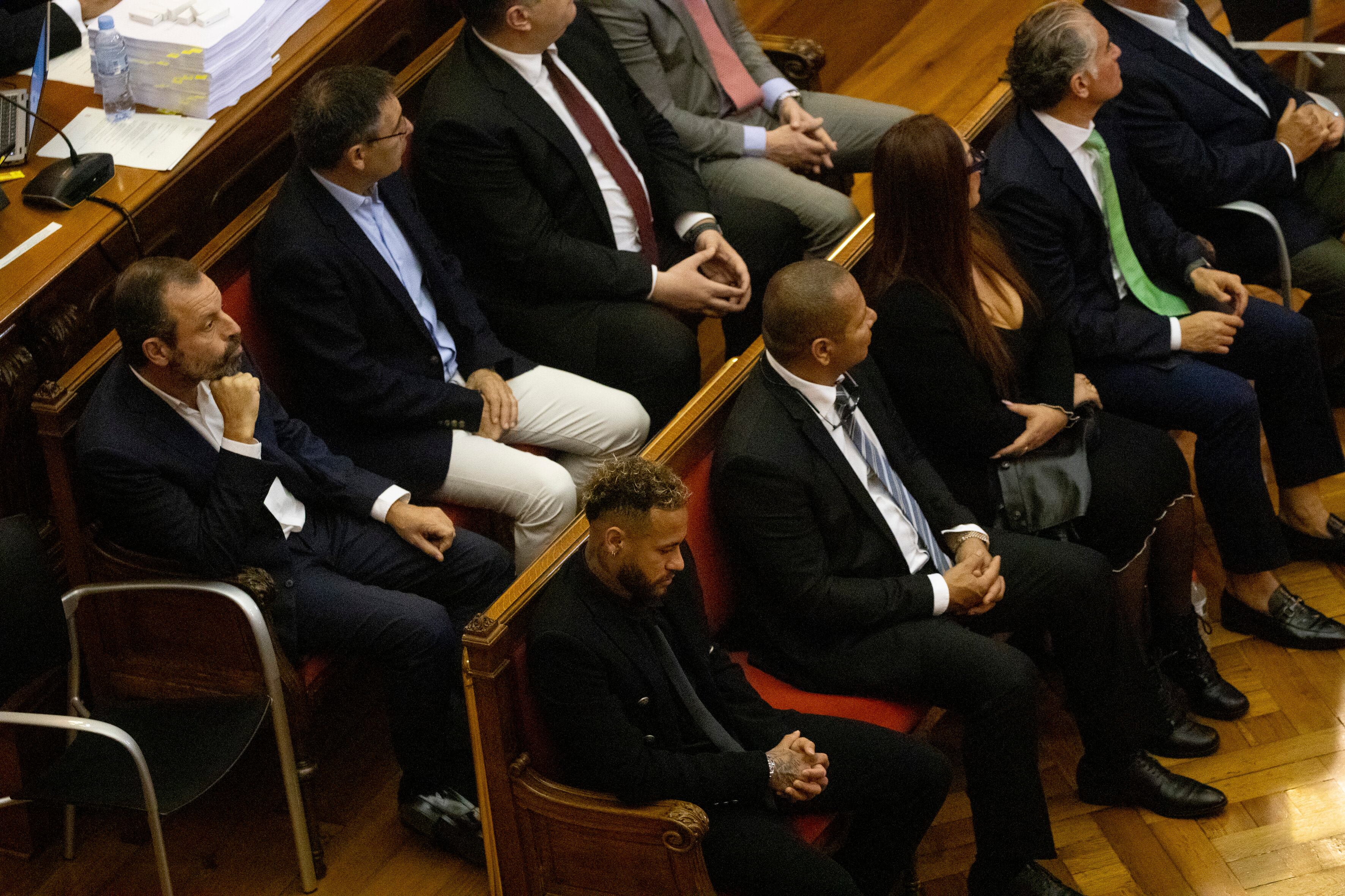 Neymar Jr. junto a Sandro Rosell, Josep Maria Bartomeu y su padre en el juicio &#039;Neymar-DIS&#039;