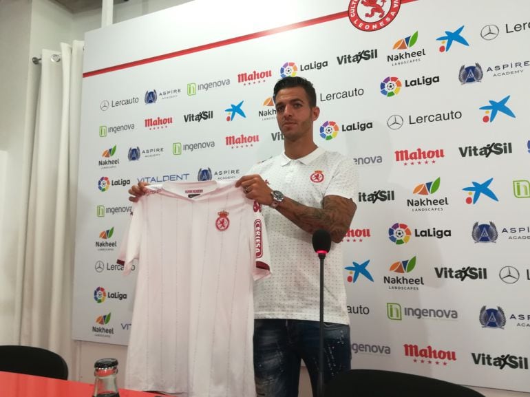 Vicente Romero posa con la camiseta de la Cultural 