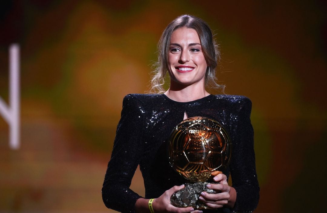 Alexia Putellas recibe el Balón de Oro. 