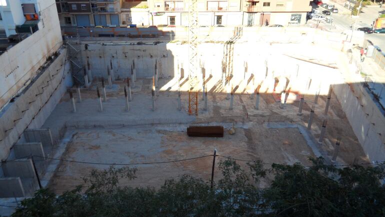 Imagen del agujero excavado en el solar donde se levantará el polideportivo de Nou Moles