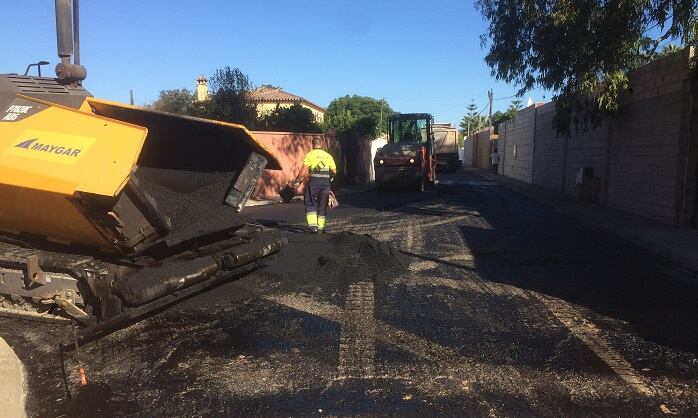 Trabajos de asfaltado en Los Barrios