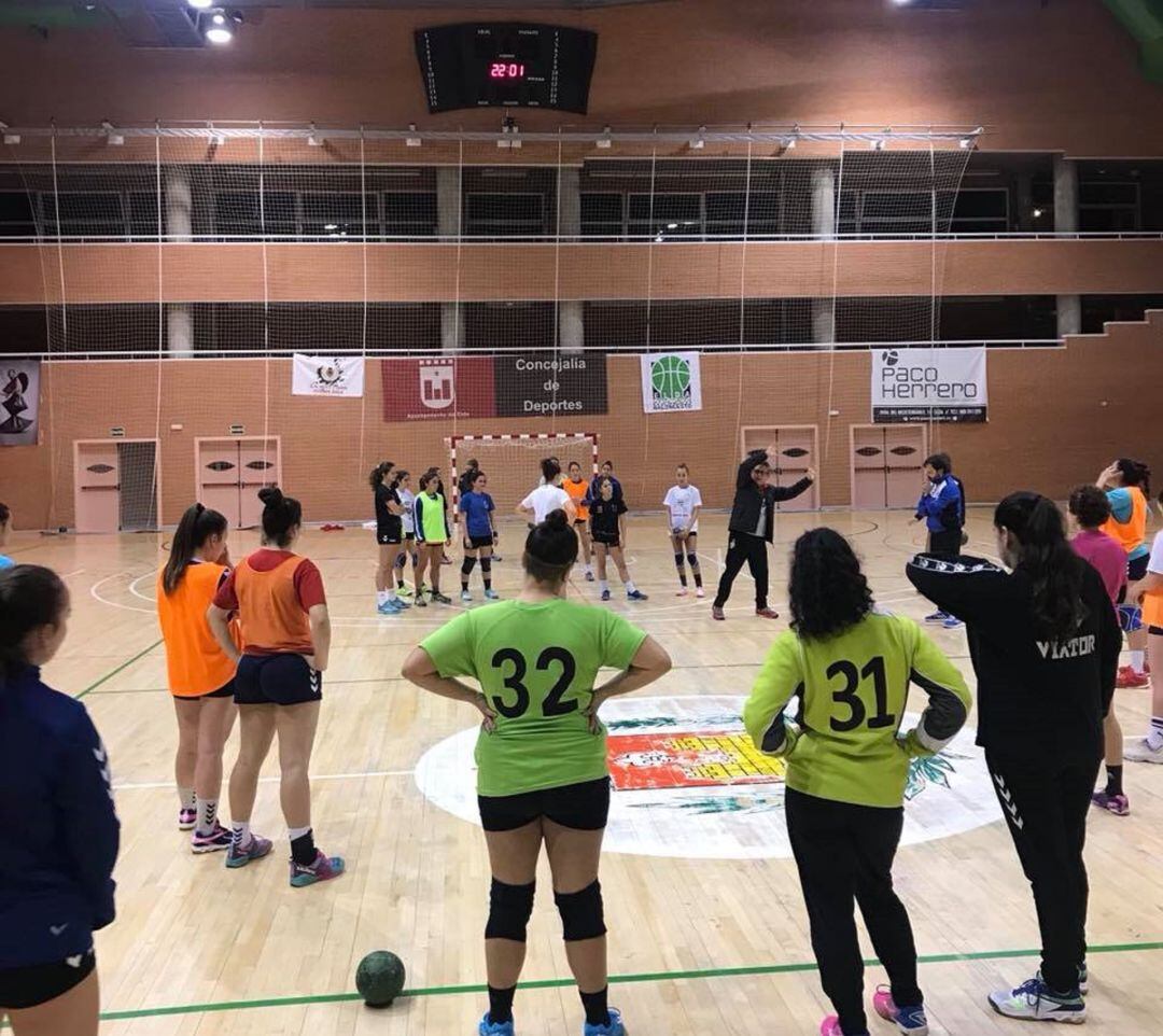 Ángel Sandoval volvió a bajar a la pista para aleccionar a las jóvenes jugadoras del equipo eldense