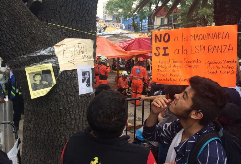 El cartel situado al lado del edificio derrumbado en el que todavía se mantiene la esperanza de encontrar con vida a los desaparecidos. 