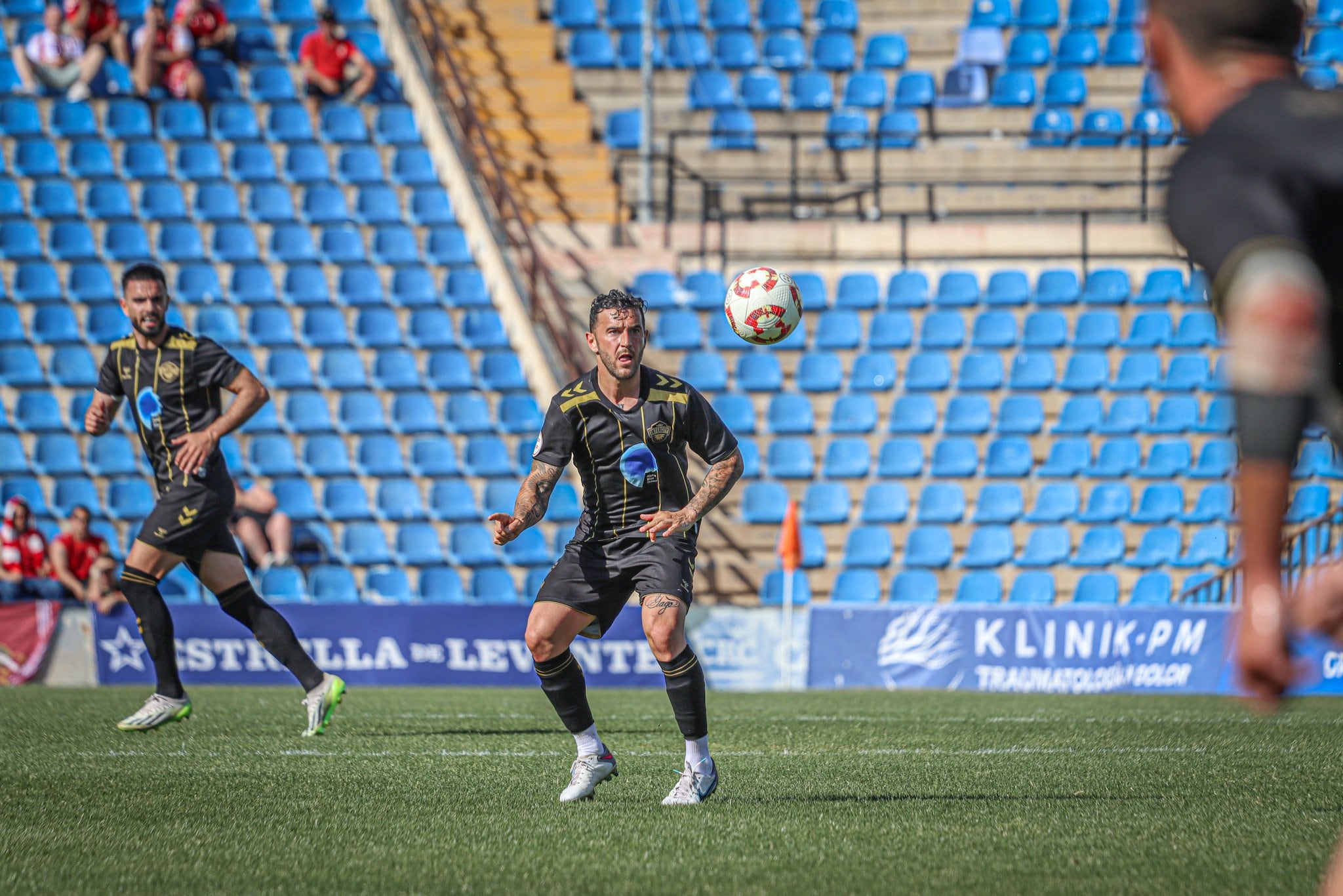 Pol Llonch, jugador del Intercity, frente al Real Murcia en el Rico Pérez