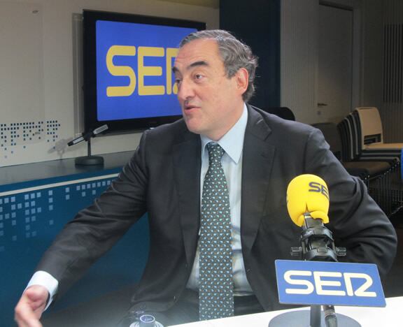 El presidente de la CEOE, Joan Rosell, en los estudios de la SER