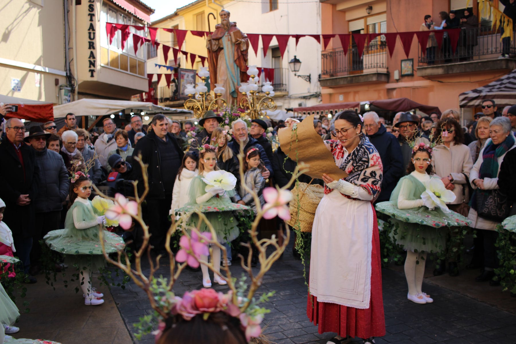 Un instant de l&#039;actuació del ballet de Mapi Moltó en una plaça plena i l&#039;imatge de Sant Antoni al fons