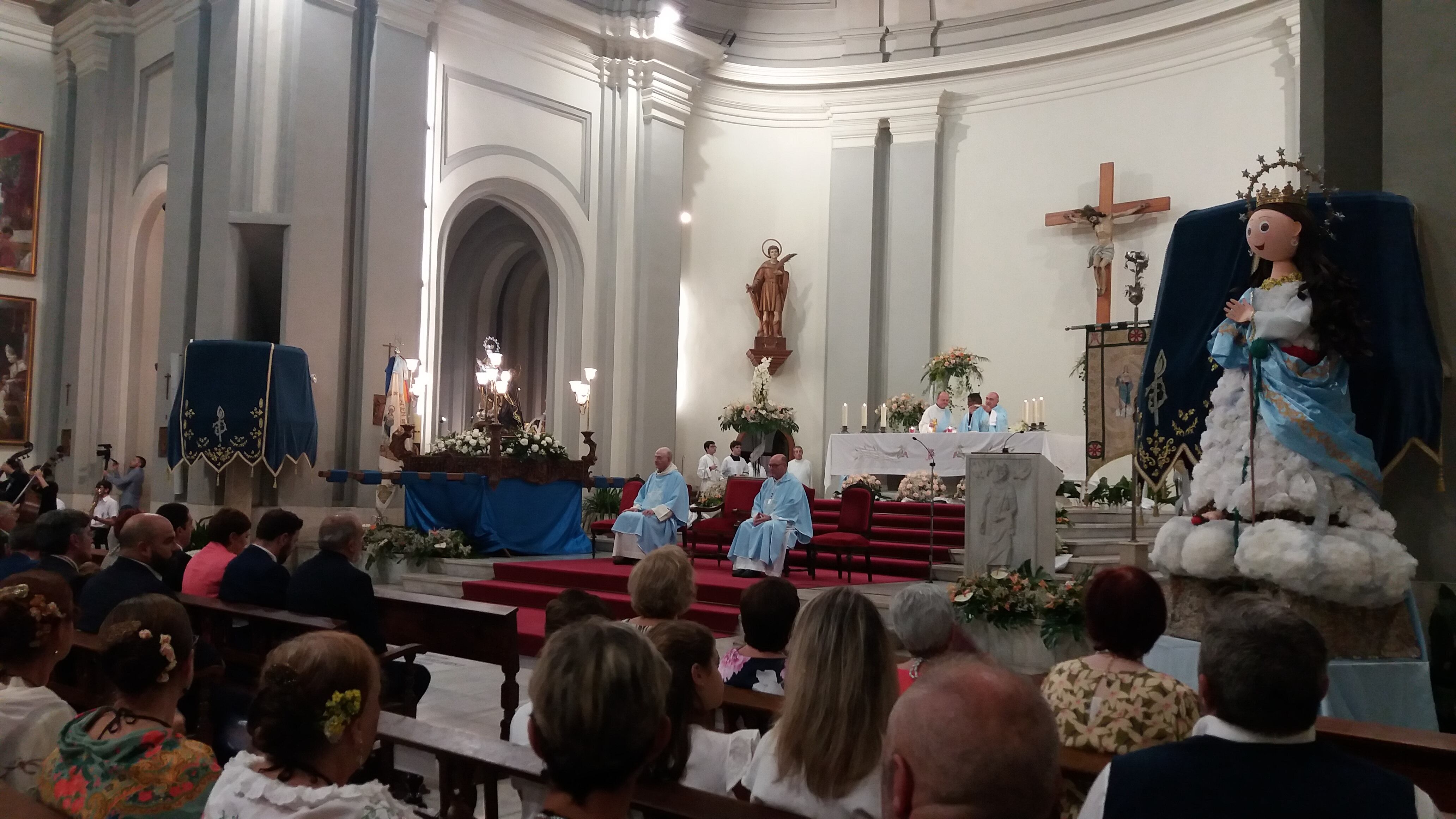 Un momento de la misa celebrada en honor a la Virgen de los Lirios en la parroquia de San Mauro y San Francisco.