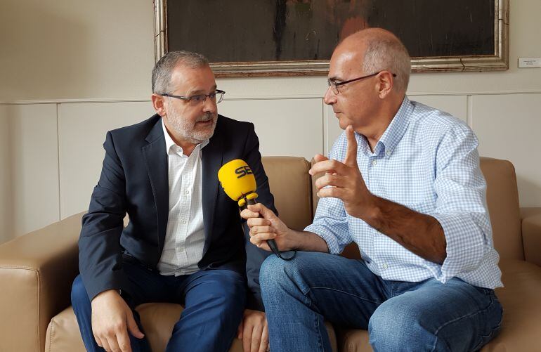 El rector de la Universidad de Cantabria, Angel Pazos, entrevistado en su despacho por Pedro Aresti 