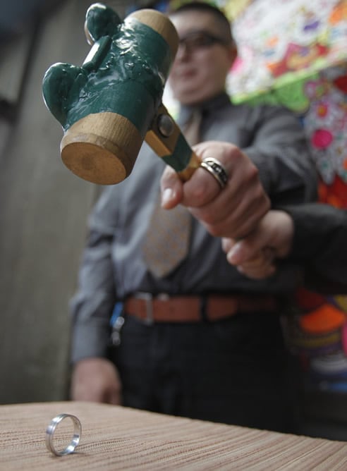 Una maza a punto de destruir un anillo de compromiso en Japón, donde las ceremonias de divorcio están poniéndose de moda