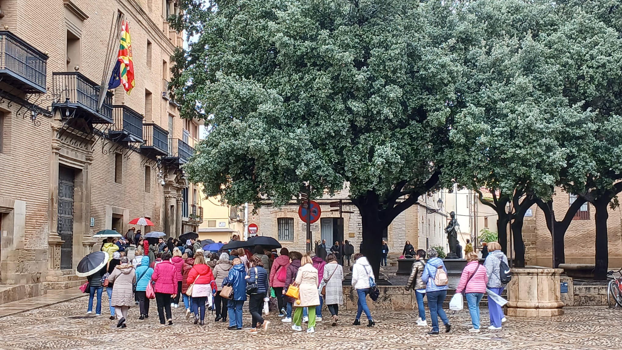 Los congresistas de Territorios Mágicos, camino del Ayuntamiento de Huesca