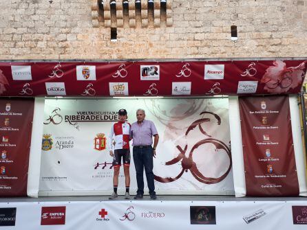 Alejandro Franco recibe el maillot como 1º castellano y leonés de la ronda tras la primera etapa.