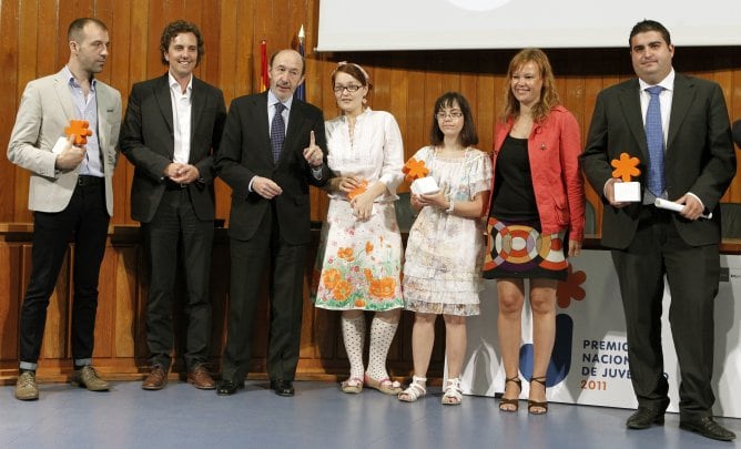 El vicepresidente primero del Gobierno, Alfredo Pérez Rubalcaba y la ministra de Sanidad, Política Social e Igualdad, Leire Pajín, posan con los galardonados en los Premios Nacionales de la Juventud 2011. A la derecha, Pedro Tomás Delgado.