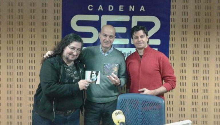 Uno de los integrantes de la banda Halley junto a Carlos Flores y Miguel Saeta