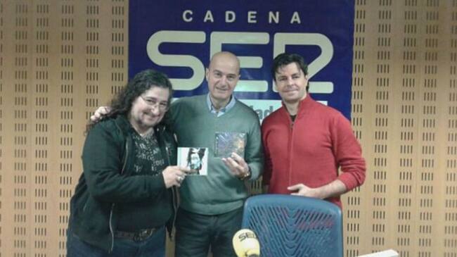 Uno de los integrantes de la banda Halley junto a Carlos Flores y Miguel Saeta