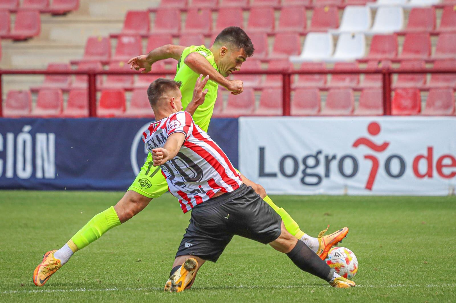 Xemi Fernández, jugador del Intercity, frente a la SD Logroñés