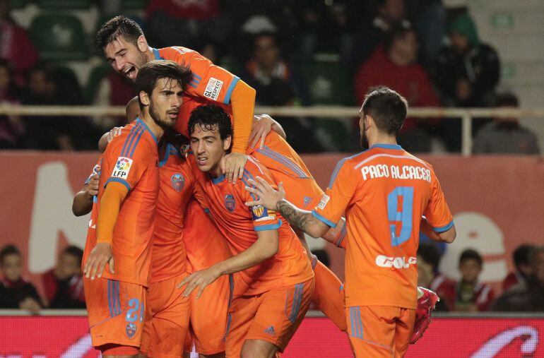 Valencia's Portuguese midfielder Andre Gomes (L) celebrates a goal with teammates during the Spanish league football match Elche FC vs Valencia CF at the Martinez Valero stadium in Elche on March 20, 2015.  AFP PHOTO / JOSE JORDAN