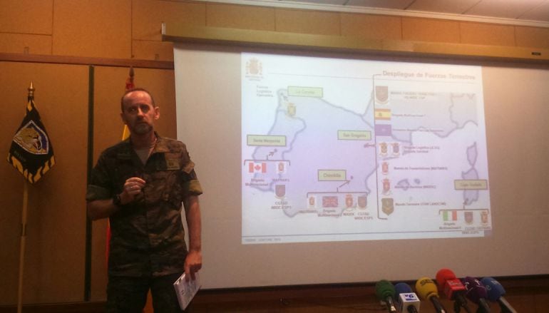 El general de Tierra Fernando García-Vaquero en su explicación a los medios de comunicación